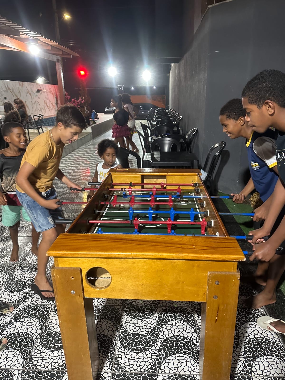 Crianças jogando Totó em uma festa