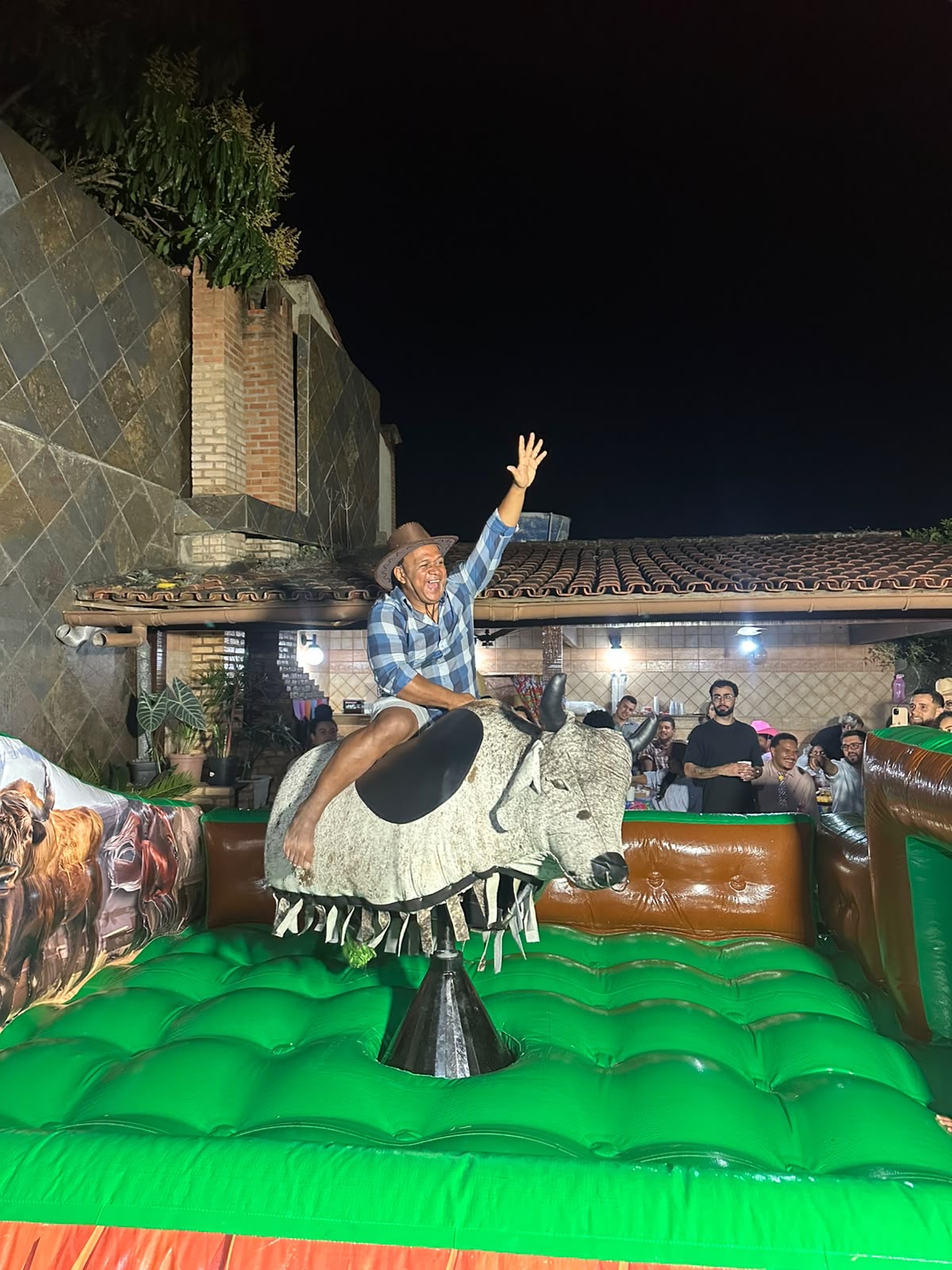 Convidado no Touro Mecânico em uma festa à noite