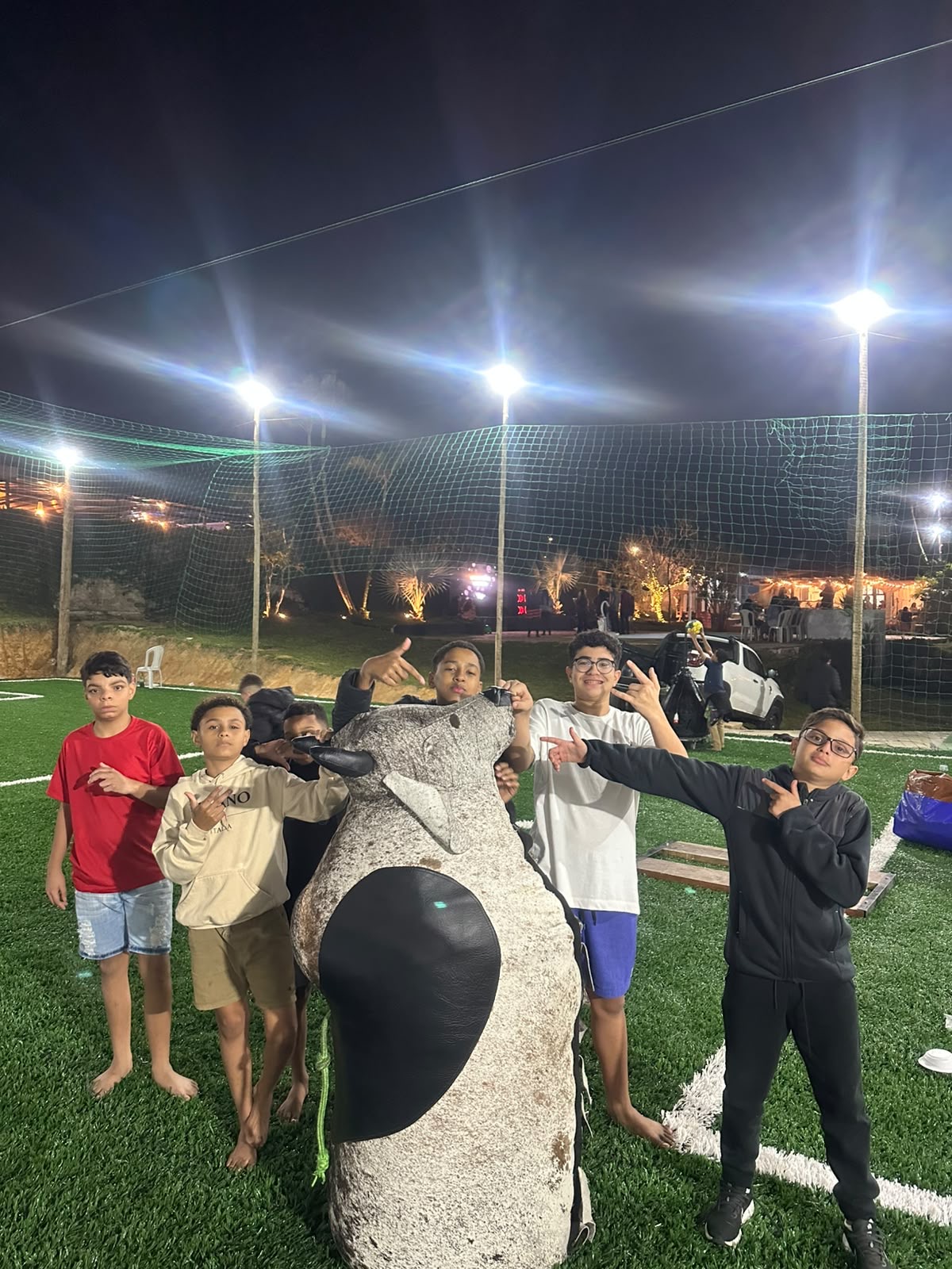 Amigos no touro mecânico