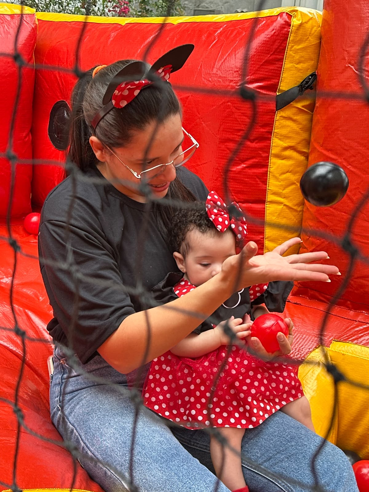Família brincando na Piscina de Bolinhas