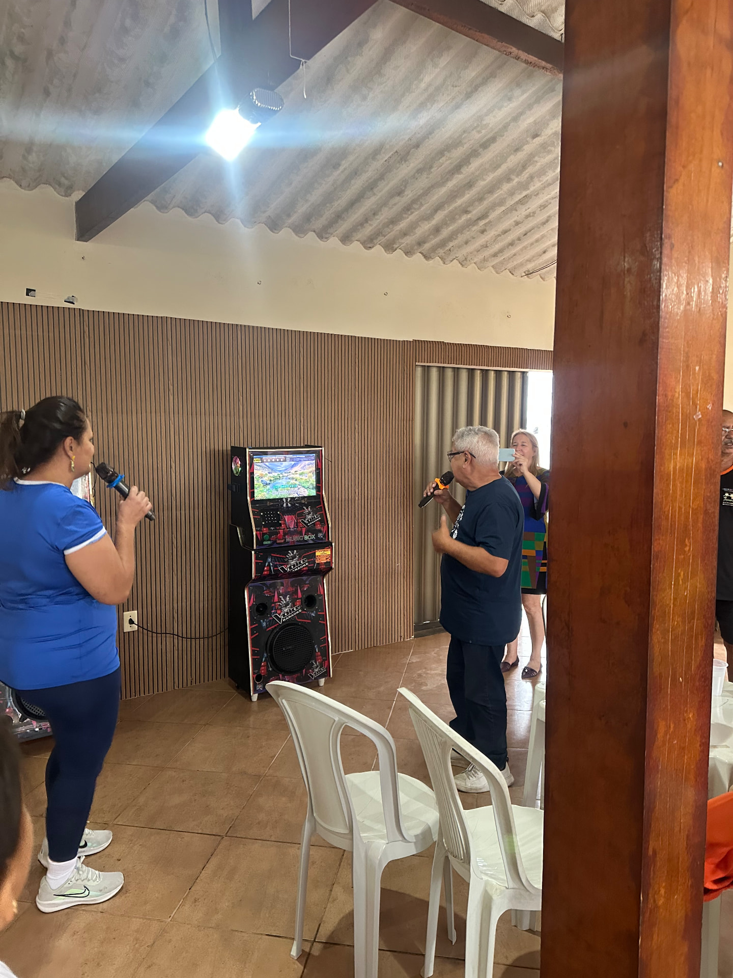 Convidados cantando no Karaokê