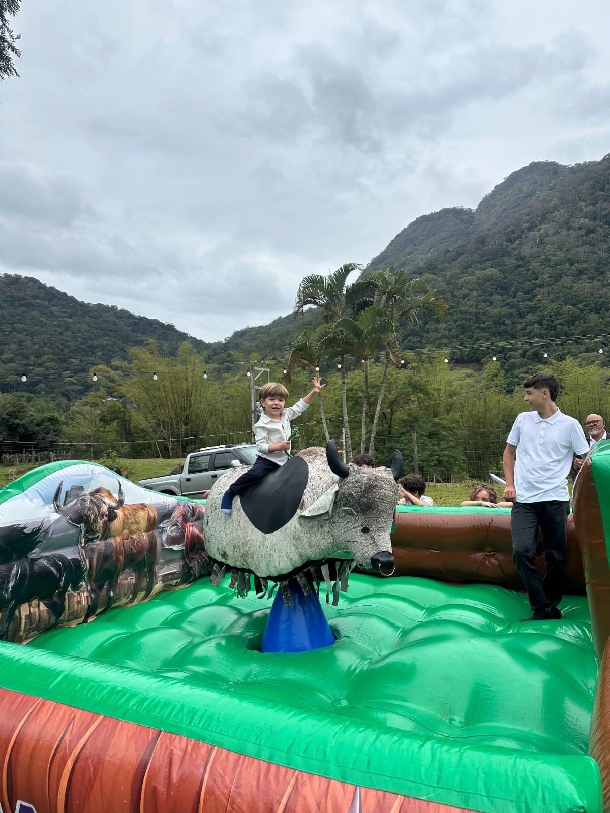 Criança brincando no Touro Mecânico durante uma festa
