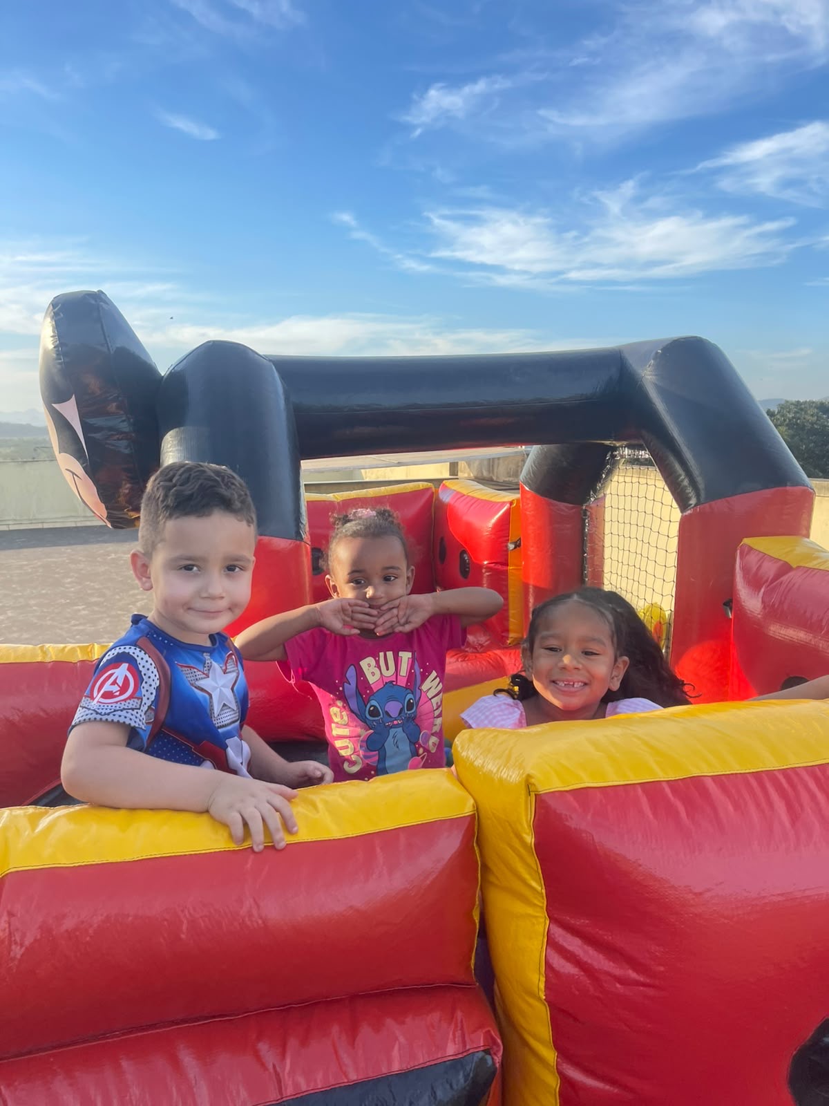 Crianças se divertindo em um brinquedo inflável