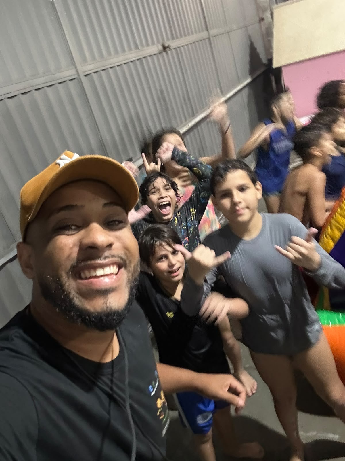 Equipe da Próspera Kids com as crianças