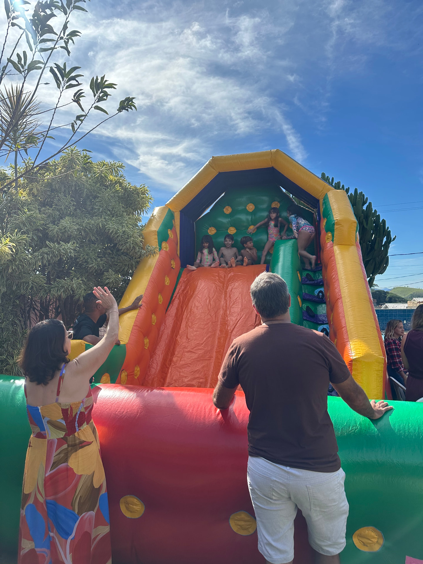 Tobogã montado em uma festa infantil