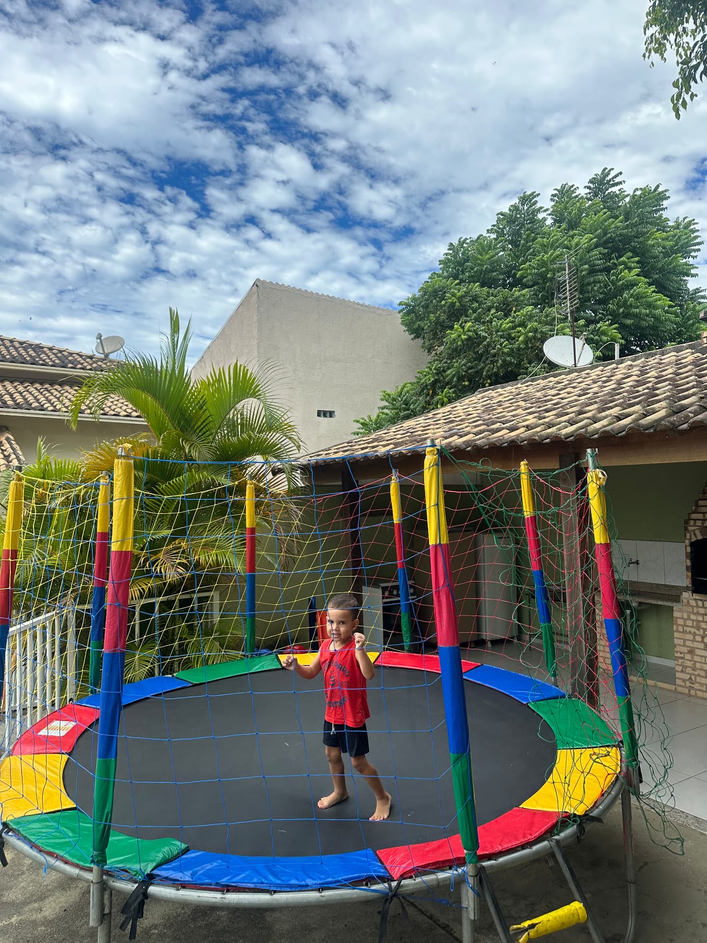 Criança brincando no Pula-pula